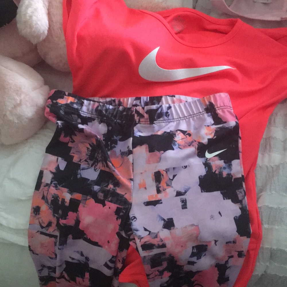 Girls  sz 6 Nike outfit pants and too athletic